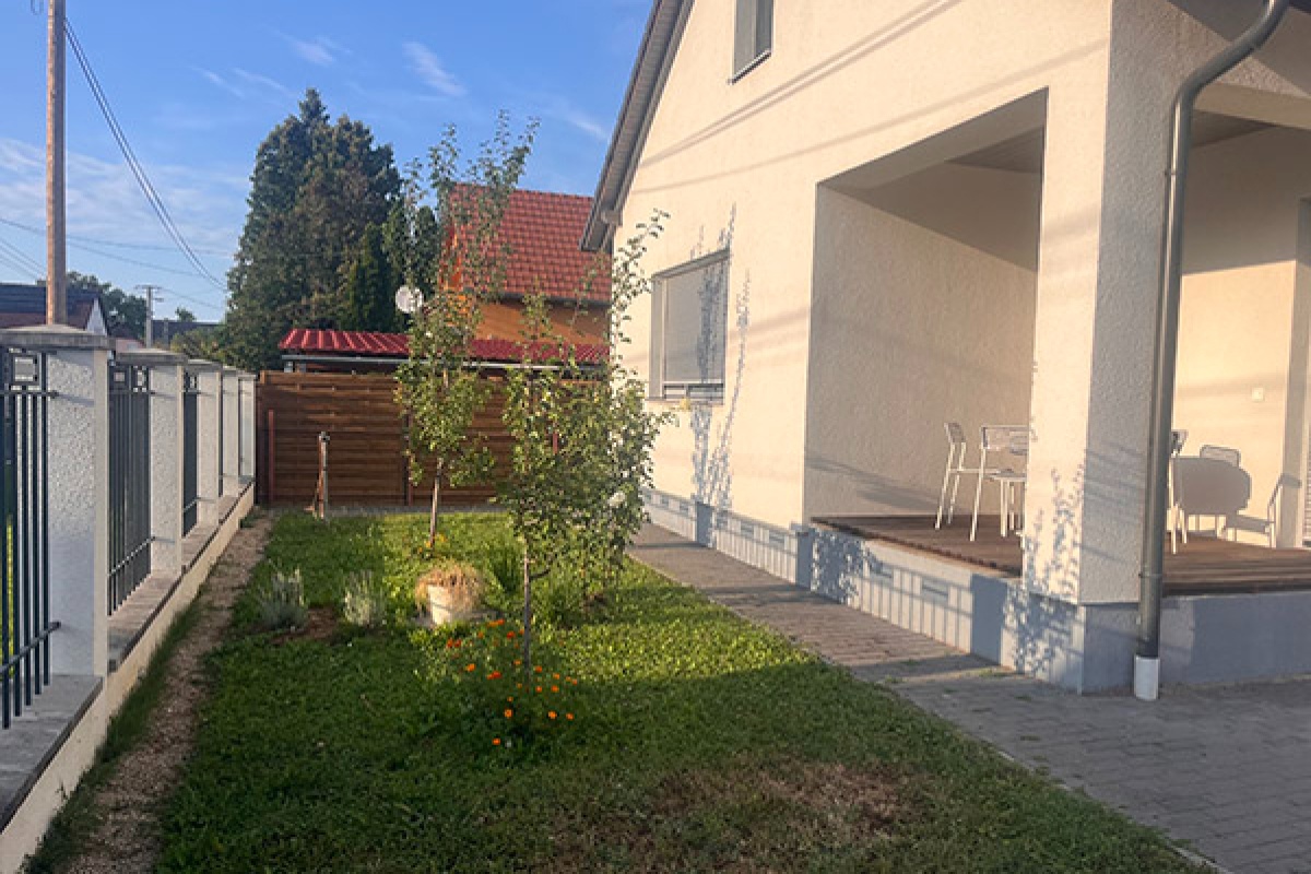 Előtte: Balatonkeresztúri előkert a munkálatok után.