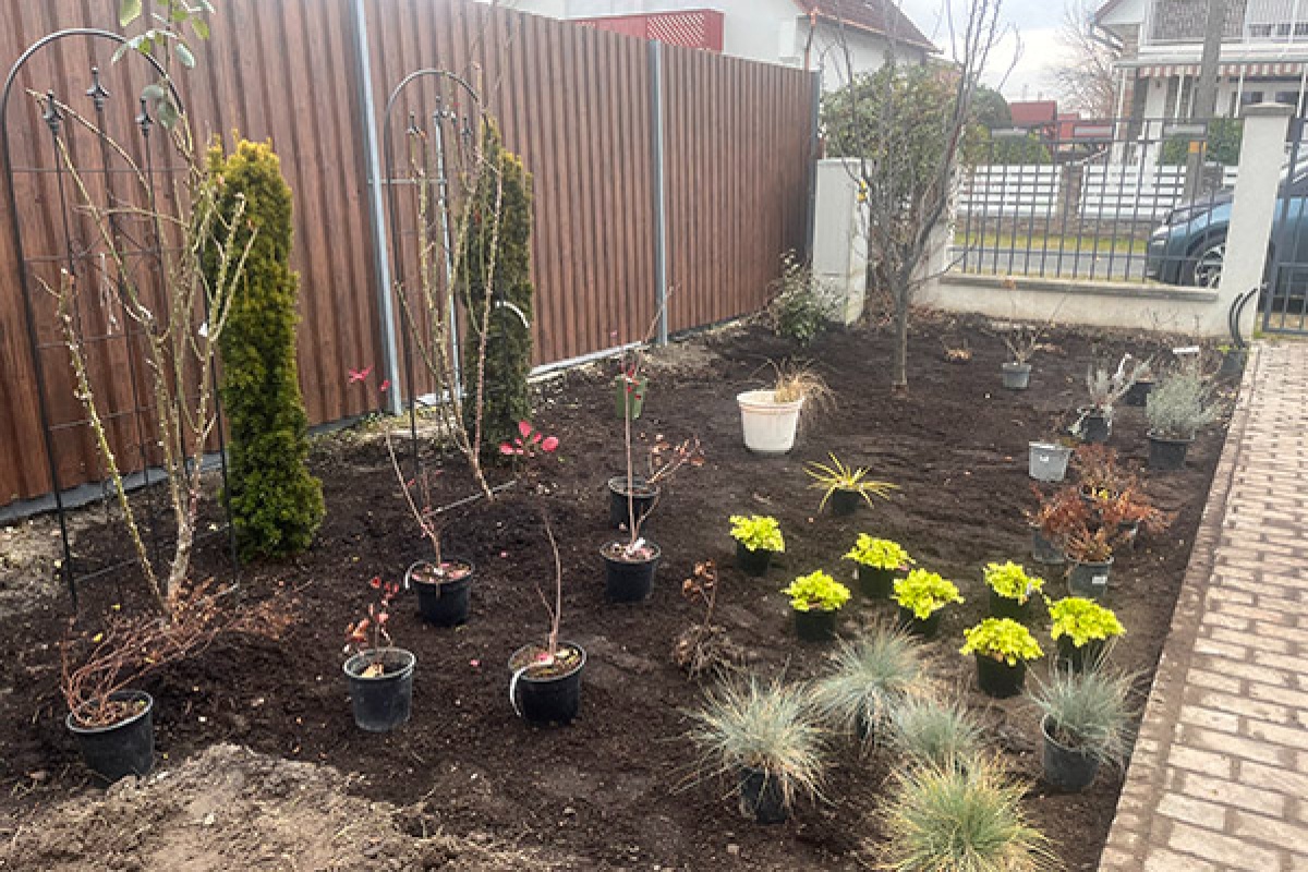 Előtte: Balatonkeresztúri virágágyás a munkálatok után.